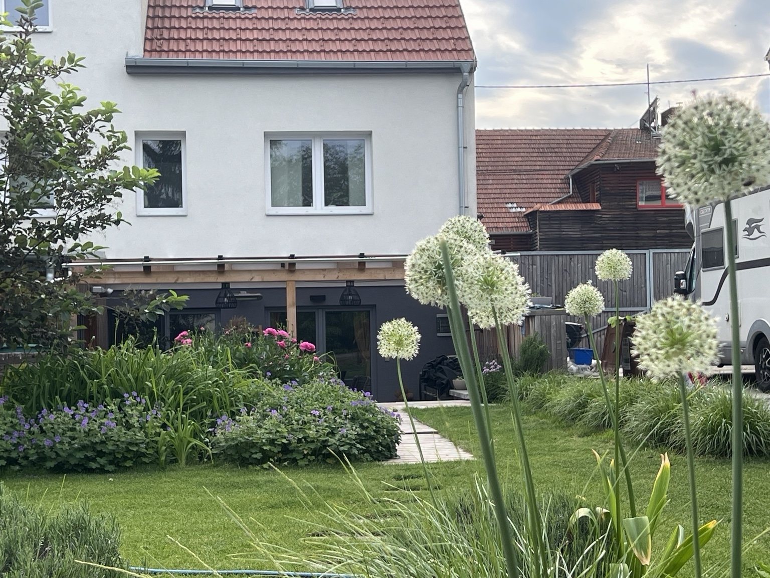 Pohled přes zahradu na apartmán a terasu