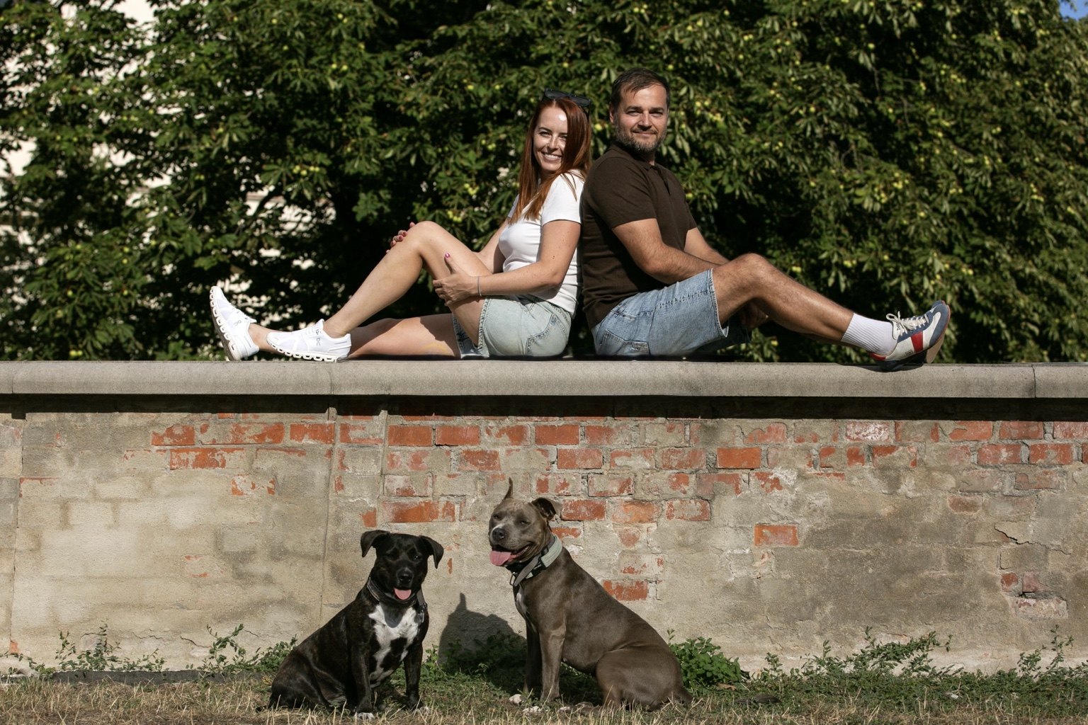 Hostitelé Apartmánu Tady se svými dvěma psy